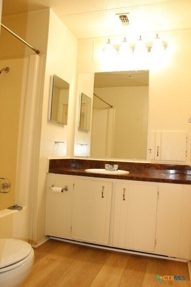 Building Photo - 1301 Anna Lee Dr