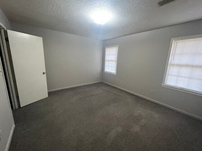Building Photo - 3 bedroom 1 bathroom home in Colonial Hills
