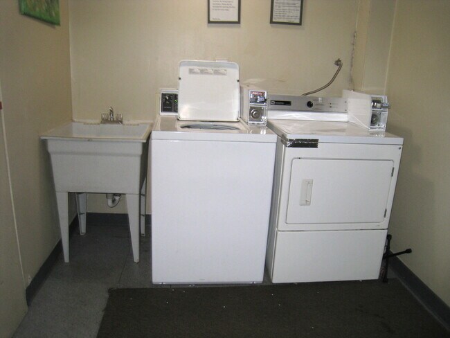 Building Photo - 187 Pickwick Dr