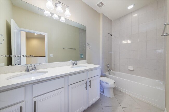 Building Photo - 925 Banyan Dr