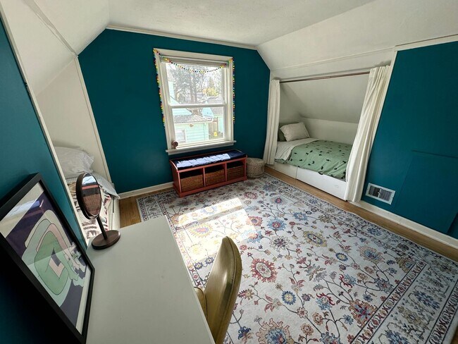Building Photo - Charming Fully Furnished Bungalow Rental w...