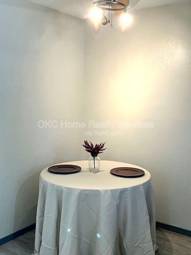 Building Photo - 1706 Surrey Pl