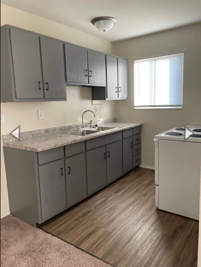 Building Photo - 2 bedroom ranch style apartment