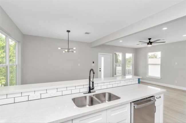 Building Photo - 819 E 40th St