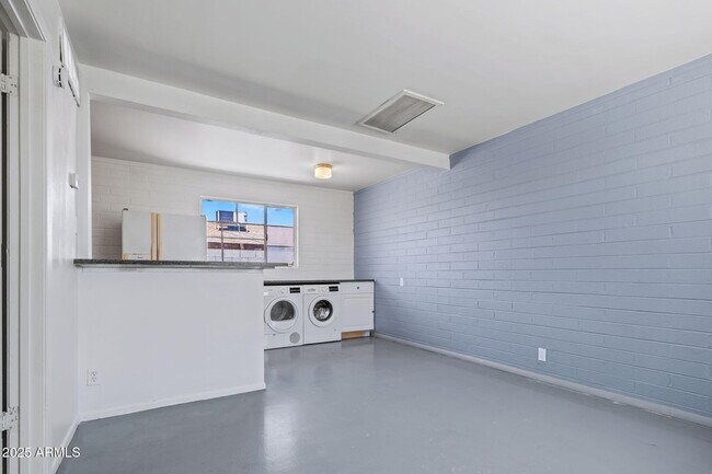 Building Photo - 1102 S Stratton Ln