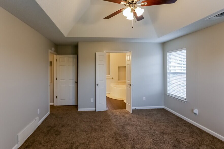 Building Photo - 4881 Phipps Dr
