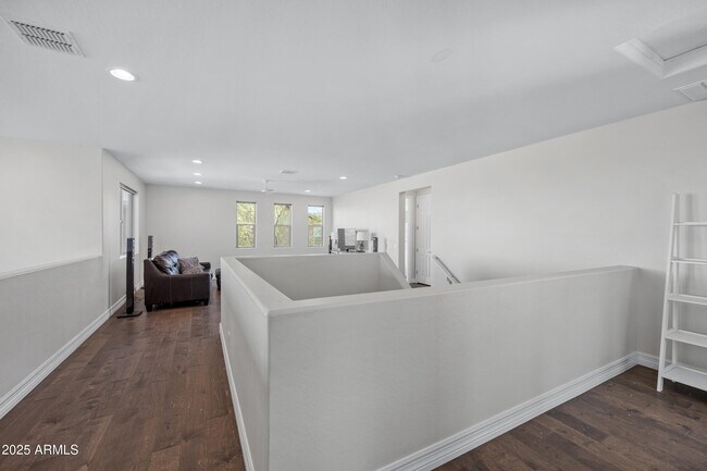 Building Photo - 2423 N Beverly Pl