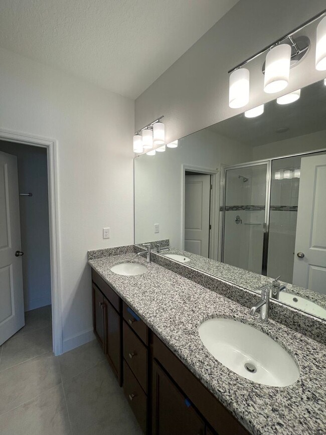 Building Photo - AVAILALBE NOW!! TOWNHOME IN HIGHLY DESIRAB...