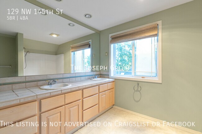 Building Photo - Beautiful 5 bed 3.5 bath in Seattle's Broa...