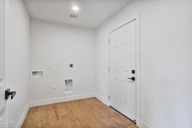 Building Photo - 109 W Kinderman Dr