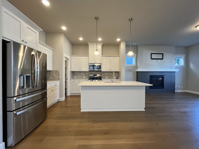 Building Photo - 3-Bedroom Home in Reed’s Crossing with Luxurious Primary Suite & Open Floor Plan, Fireplace, Wash...