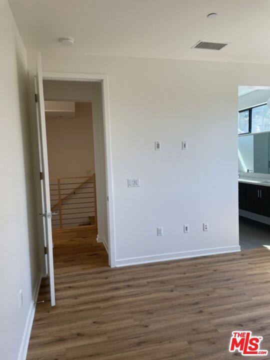 Building Photo - 1427 1/2 Waterloo St