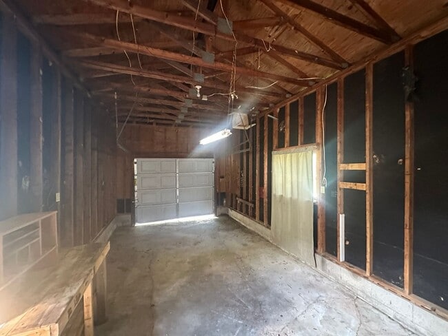 Building Photo - Updated 2BR Duplex with Garage & Yard – Co...