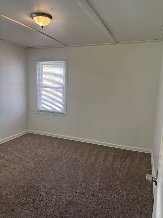 Building Photo - 2 Bed, 1 Bath home located in Greensboro!