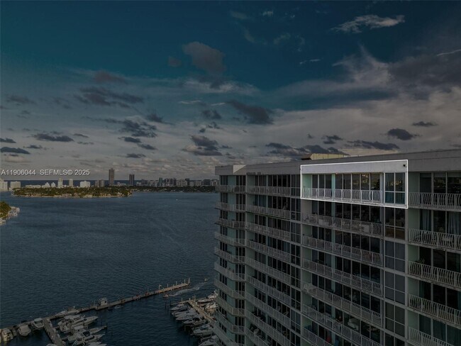 Building Photo - 7601 E Treasure Dr