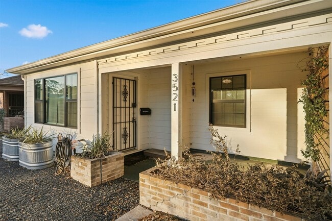 Building Photo - 3521 Burgundy Ln