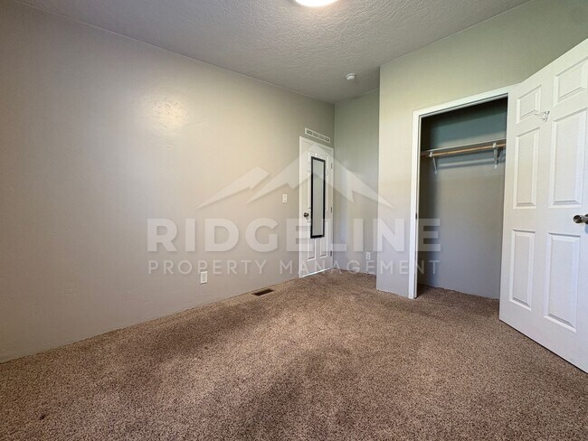 Building Photo - 582 N 4200 E