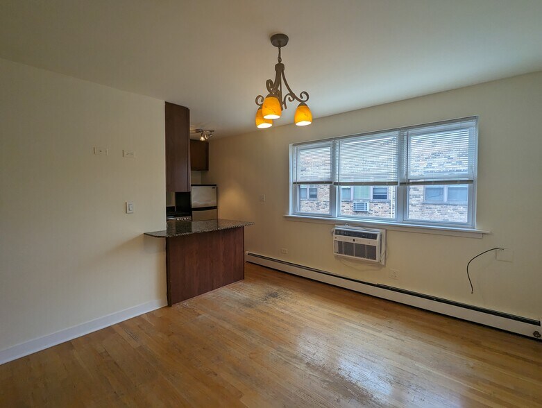 Building Photo - 643 W Wrightwood Ave