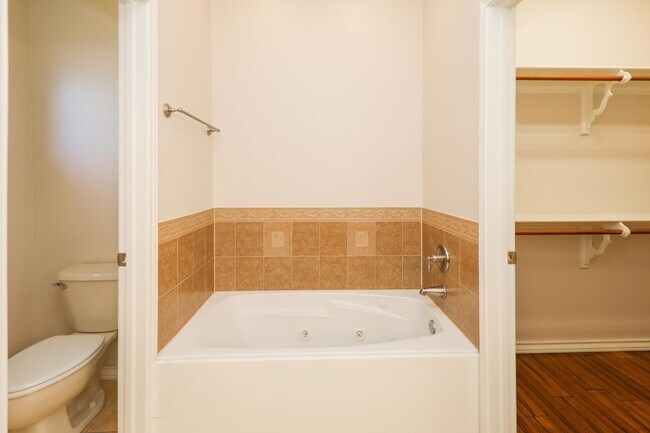 Building Photo - 707 St James Dr