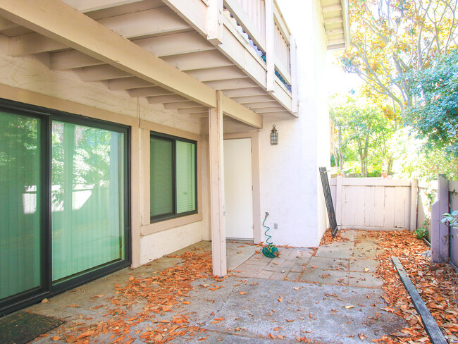 Building Photo - Mountain view condo-1 bedroom end unit!   ...