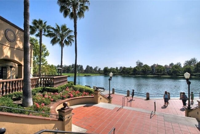 Building Photo - Bright & Updated 2 Bedroom Home with Flexible Primary Retreat and Amazing Community Amenities!