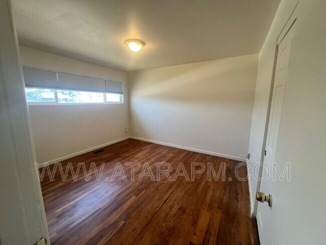 Building Photo - 1001 E Sego Lily Dr