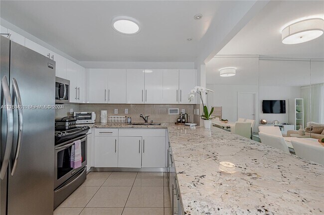 Building Photo - 2301 Collins Ave