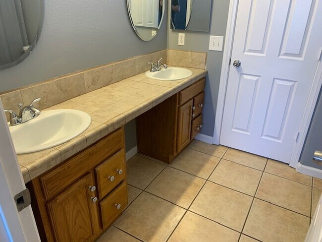 Building Photo - 3 Bedroom Townhouse
