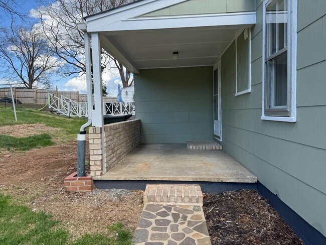 Building Photo - 404 Grubert Ave