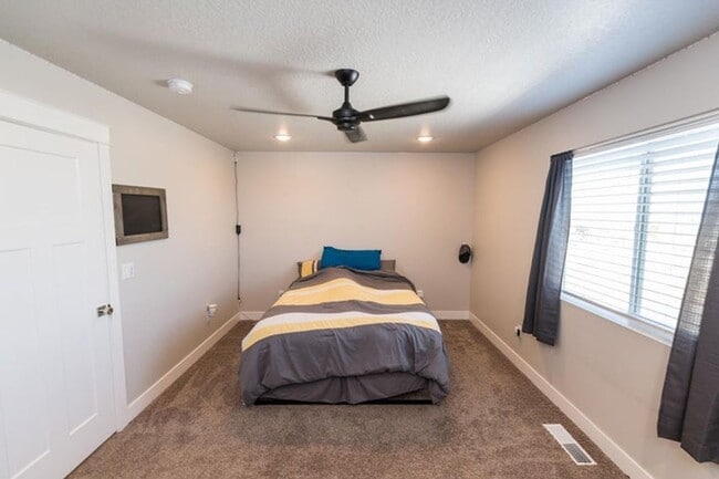 Building Photo - 4 Bed - 2.5 Bath Single Family Home Cimarr...