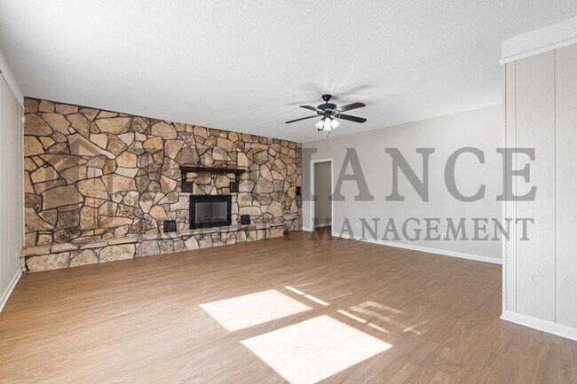 Building Photo - 220 E 44th St S