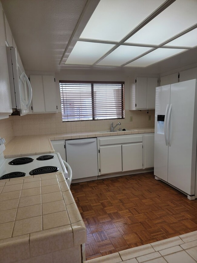Building Photo - 2 BR / 2 BA Condo with Spectacular Views Near Patrick Henry High School