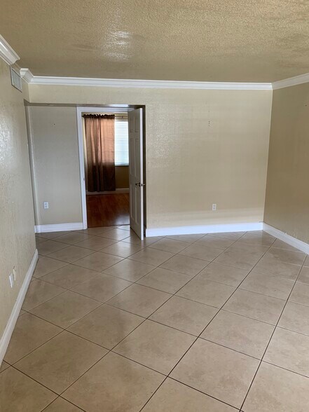 Building Photo - 1335 W 68th St