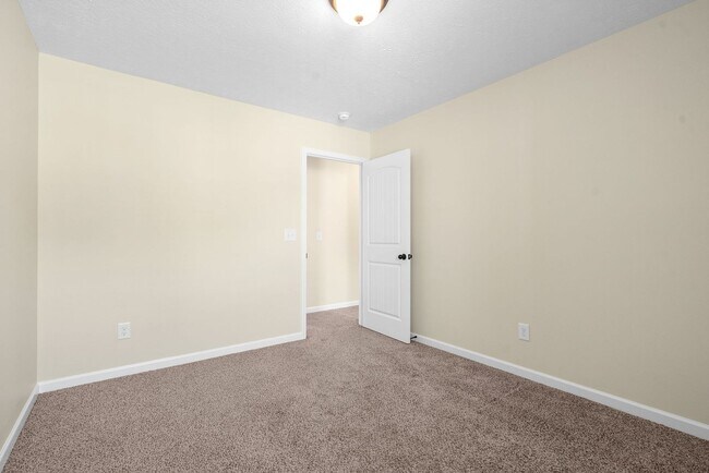 Building Photo - Pet Friendly Four Bedroom with Bonus!