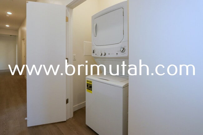 Building Photo - 945 S Washington St