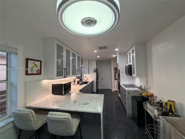 Building Photo - 9048 Carlyle Ave