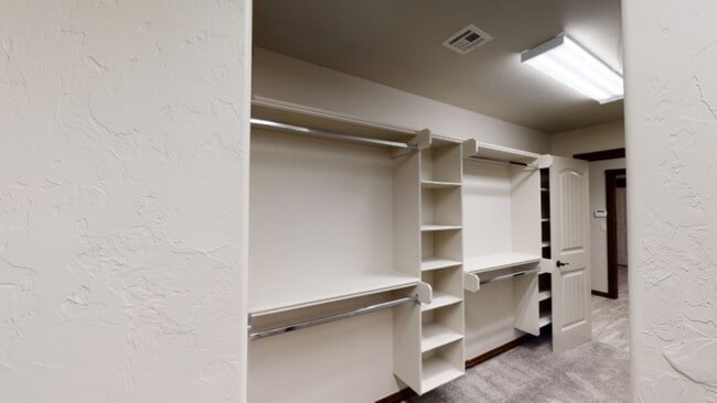 Building Photo - 1621 NE White Rock Dr