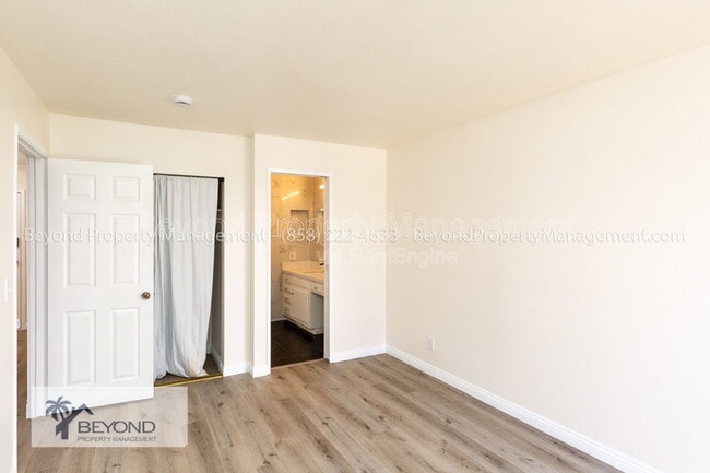 Building Photo - 6924 Hyde Park Dr