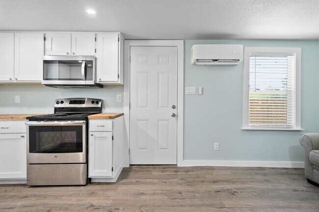 Building Photo - 248 Post Oak Ln