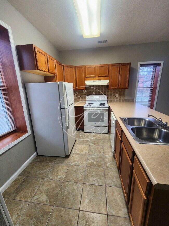 Building Photo - "Charming 1-Bedroom Duplex in Toledo's Vibrant North Huron Neighborhood!"