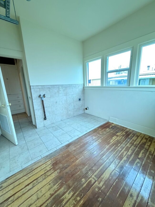 Building Photo - Large 2 bedroom 1 bath with bonus room