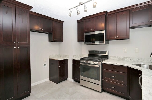 Building Photo - 4830 Culmore Dr