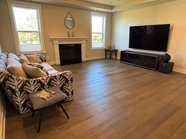 Building Photo - Stunning 5 Bed/4 Bath Home - Water View - ...