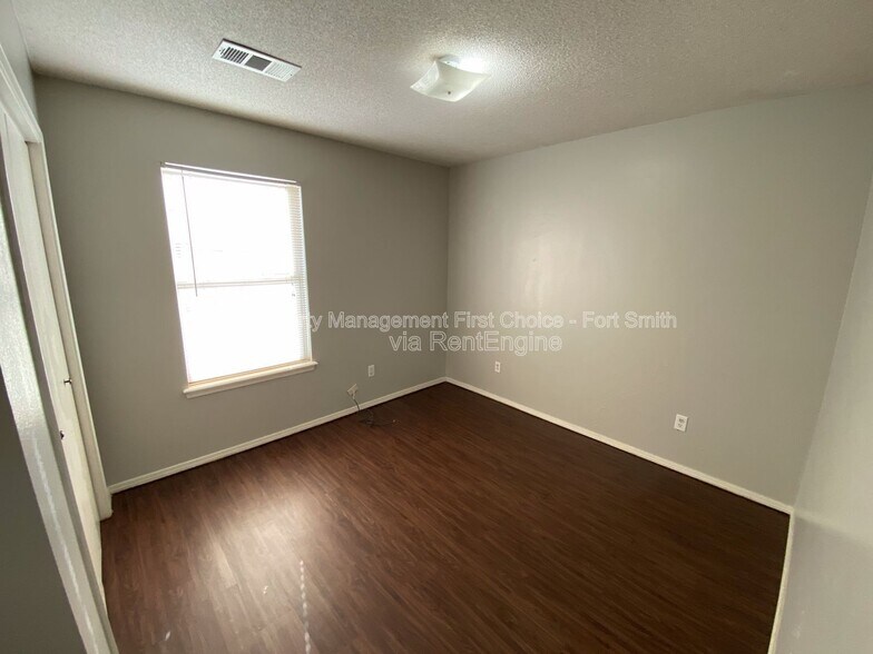 Building Photo - 1911 Whippoorwill Dr