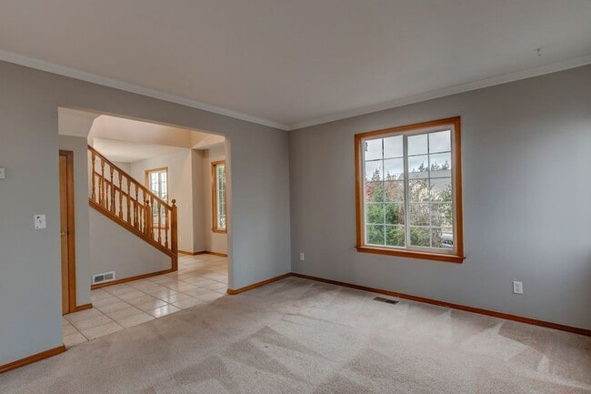 Building Photo - 4 bedroom, 3 bath Dog Friendly Home!