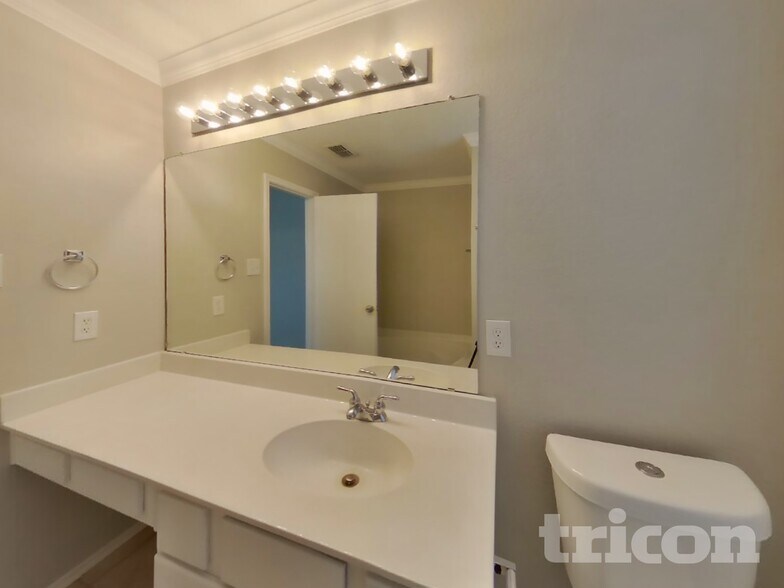 Building Photo - 143 Redbud Dr