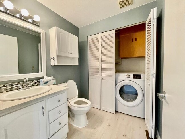 Building Photo - 2 bedroom in Kirkland WA 98034