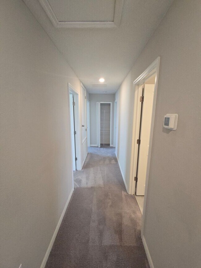 Building Photo - Gorgeous 5-Bedroom, 2.5-Bathroom Home in Riverview