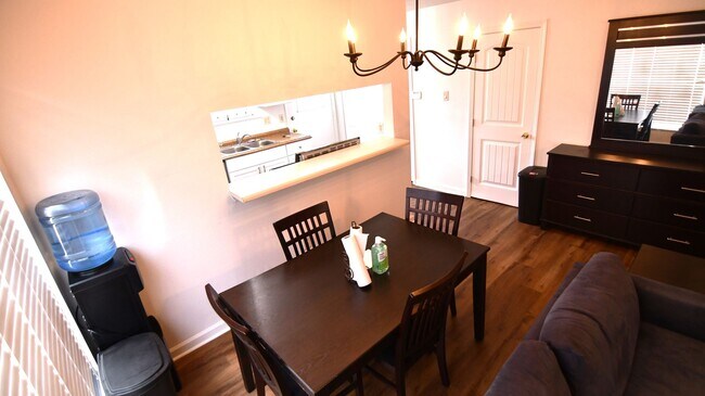 Building Photo - Charming 2-bedroom, 2.5-bathroom home located in Baton Rouge