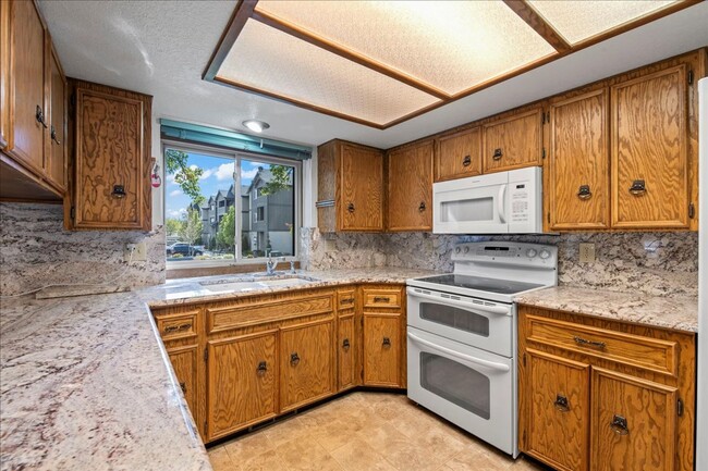 Building Photo - 2 bedroom 2 bath townhome located on the B...